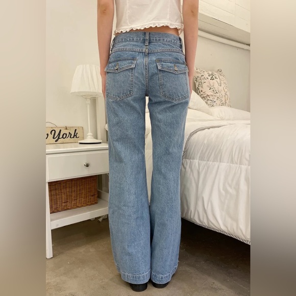 Brandy Melville Low Rise Jean Light Wash - Picture 3 of 6